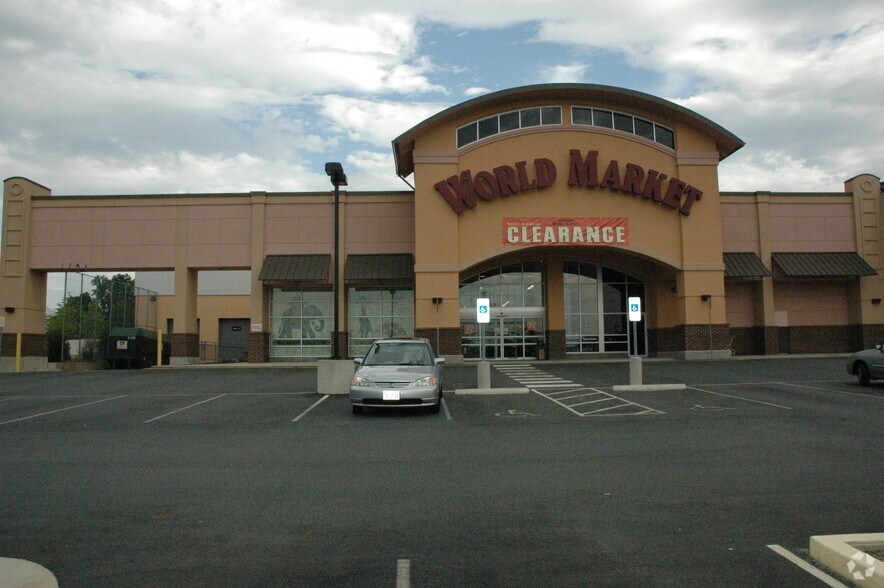 More Photos Of 2051 Chain Bridge Rd, Vienna Freestanding For Lease