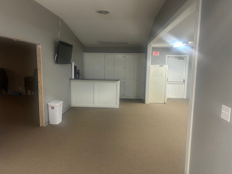 More Photos Of 700 N 15th St, Ozark Office For Sale