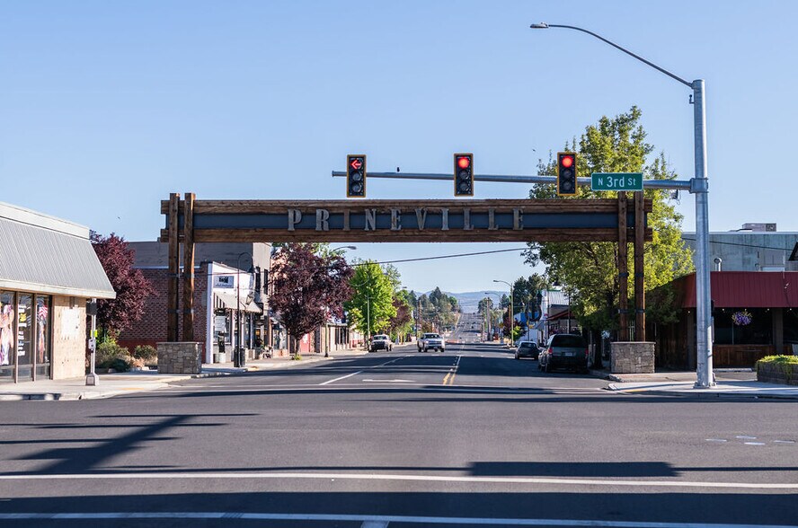 More Photos Of 394 NE Belknap St, Prineville General Retail For Sale