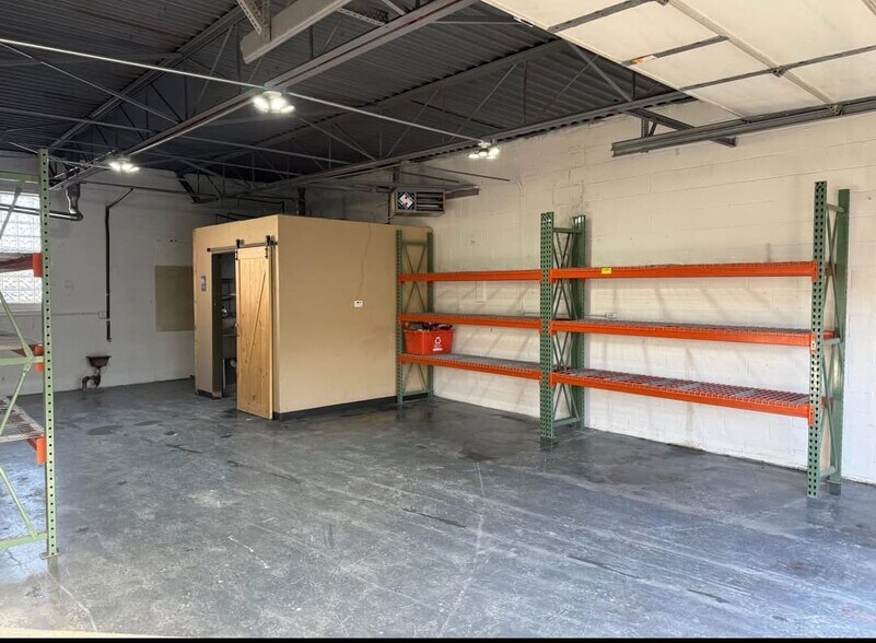 More Photos Of 20520 Stephens St, Saint Clair Shores Manufacturing For Sale