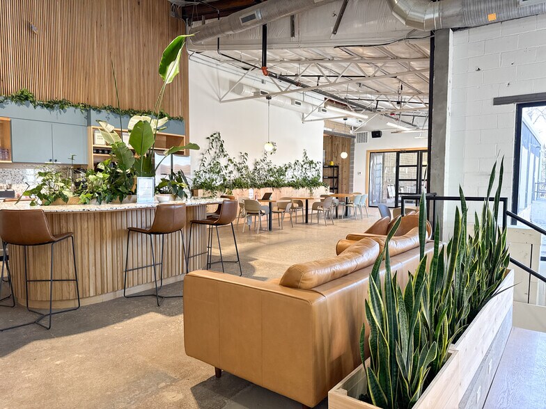 More Photos Of 600 S 1st St, Rogers Warehouse For Lease