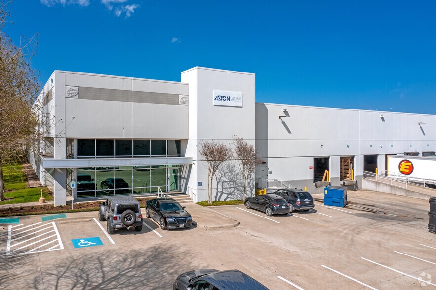 Primary Photo Of 902 Nicholson Rd, Garland Warehouse For Lease