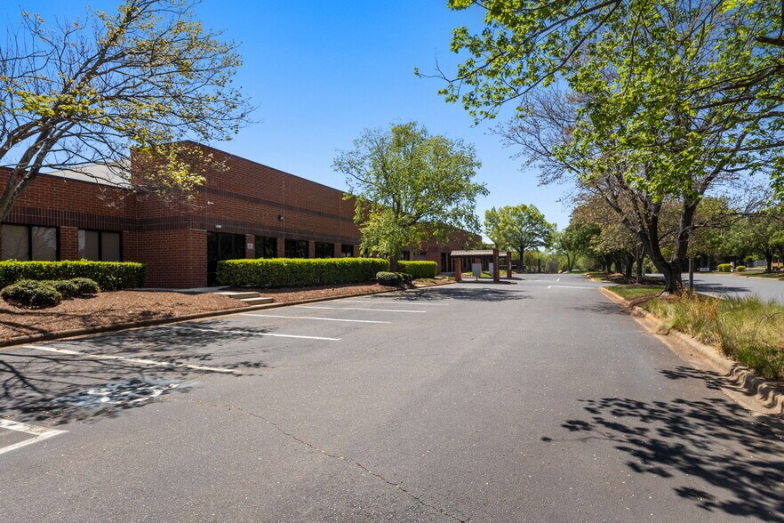 More Photos Of 1803 Associates Ln, Charlotte Showroom For Lease