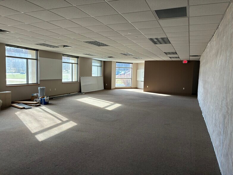 More Photos Of 625 Whitetail Blvd, River Falls Office For Lease