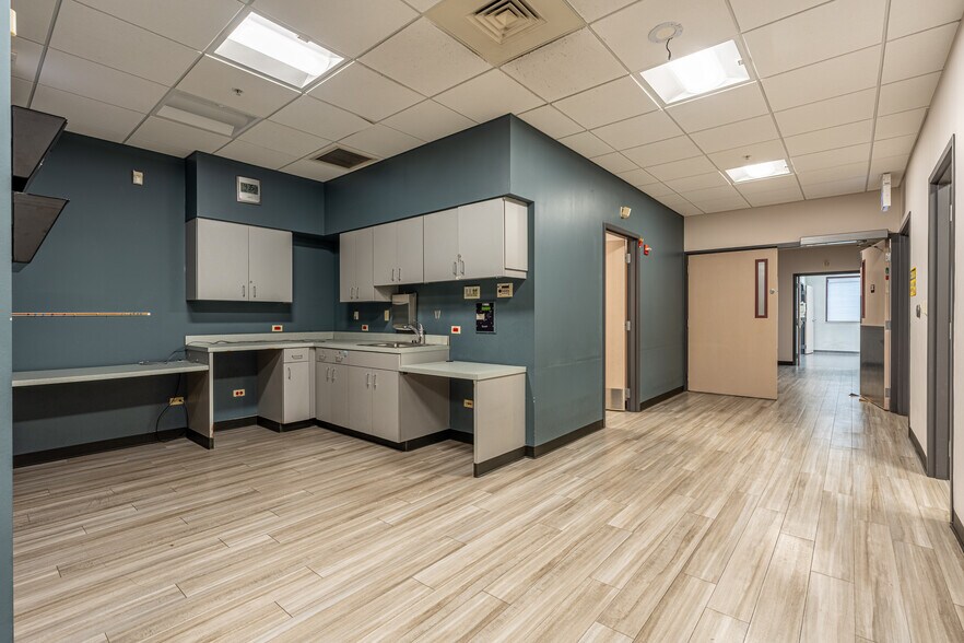 More Photos Of 4650 Southwest Hwy, Oak Lawn Medical For Sale