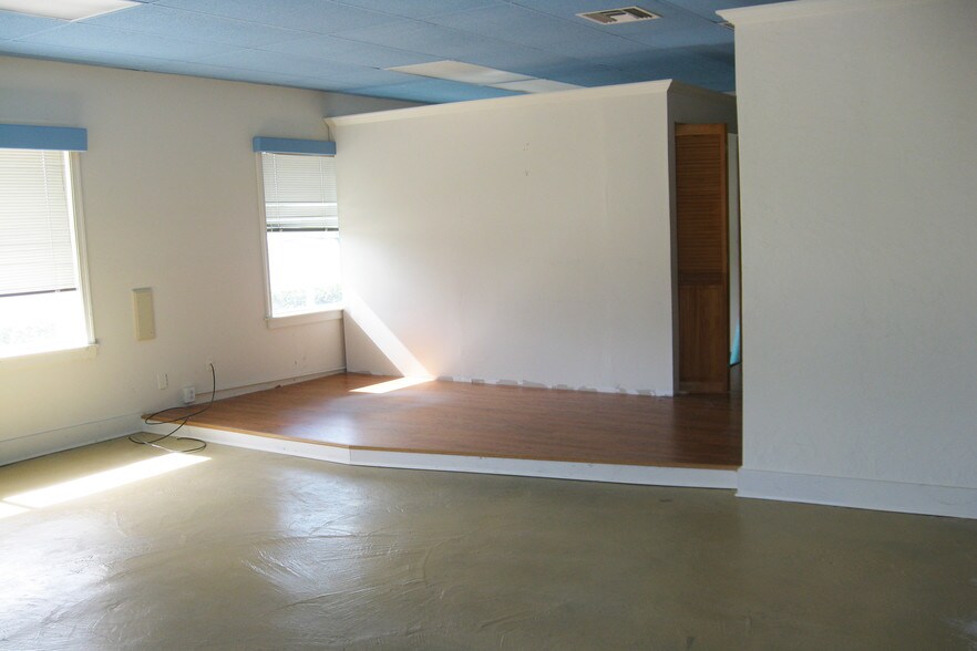More Photos Of 2327-2331 NE Dixie Hwy, Jensen Beach General Retail For Lease