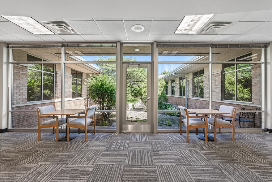 More Photos Of 5505 Cottonwood Ln, Prior Lake Office For Sale