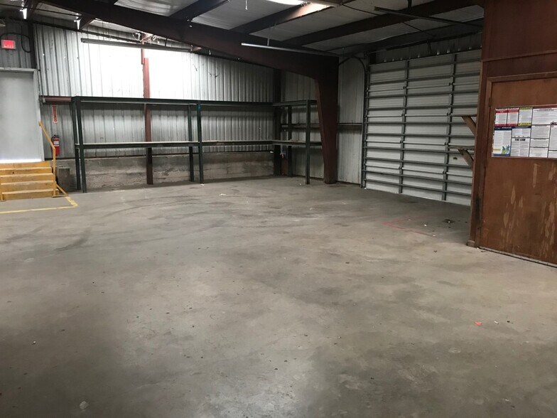 More Photos Of 726 Main St, Clute Warehouse For Lease