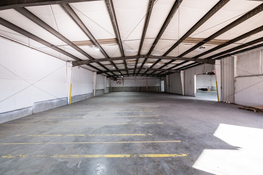 More Photos Of 3201 S Elm St, Little Rock Warehouse For Lease