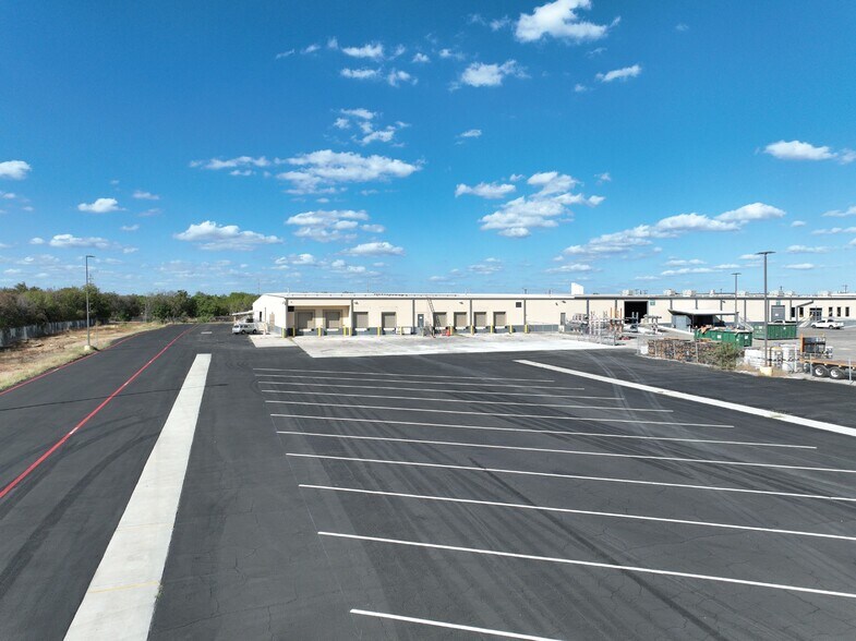 More Photos Of 5827 W Us Highway 90, San Antonio Manufacturing For Lease