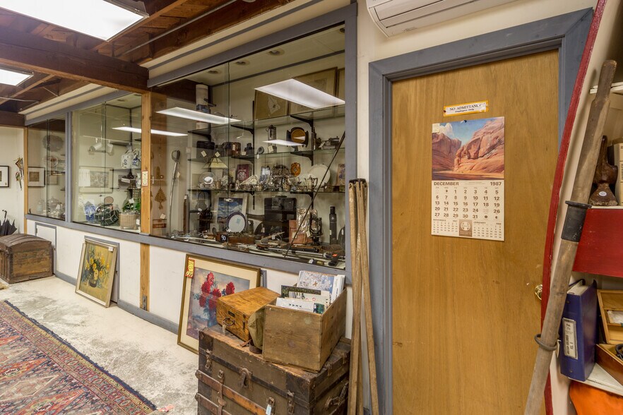 More Photos Of 802 Washington St, Port Townsend General Retail For Sale