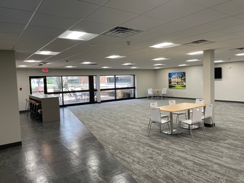 More Photos Of 480 W Dussel Dr, Maumee Office For Lease