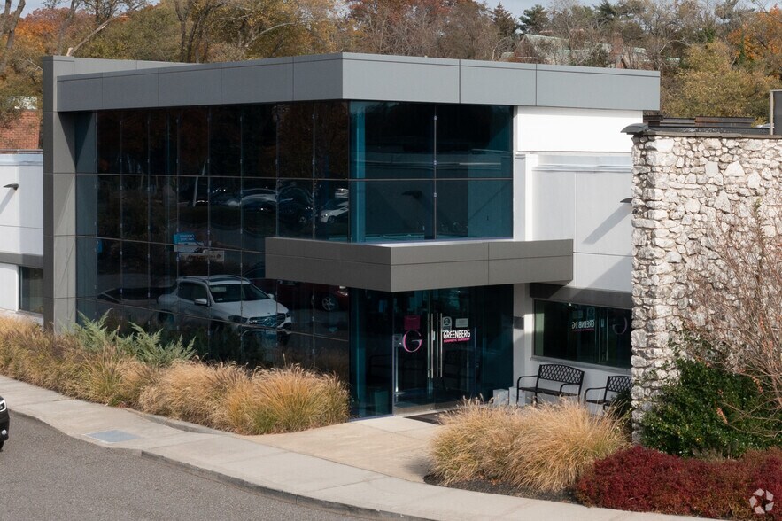 More Photos Of 150-170 Crossways Park Dr N, Woodbury Flex For Lease