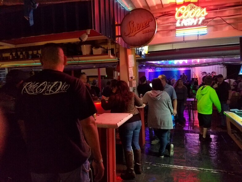 More Photos Of 622 6th St N, Texas City Bar For Lease