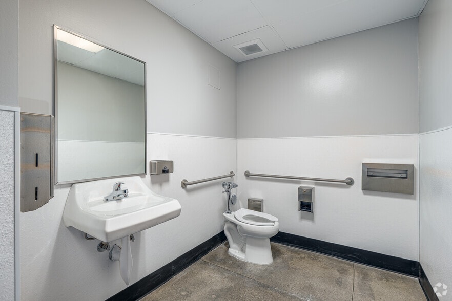 More Photos Of 7617-7621 Somerset Blvd, Paramount Unknown For Lease