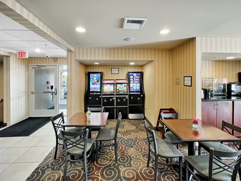 More Photos Of 1515 Planeview Dr, Oshkosh Hotel For Sale