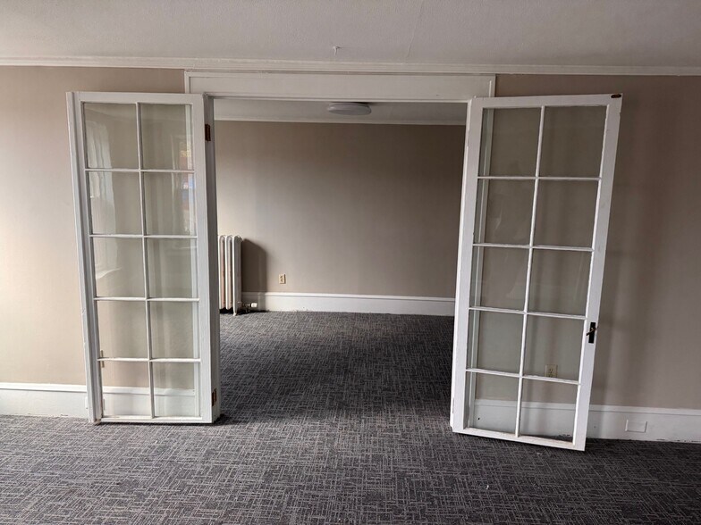 More Photos Of 102 Church St, Burlington General Retail For Lease