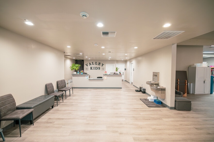 More Photos Of 400 W Rio Vista Ave, Burlington Storefront Retail Office For Sale