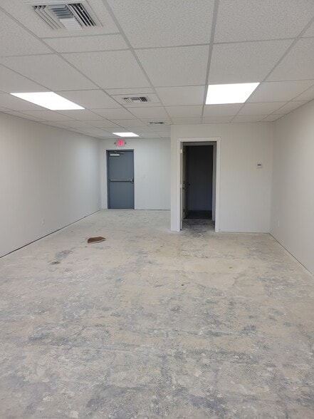 More Photos Of 16956 McGregor Blvd, Fort Myers Office For Sale