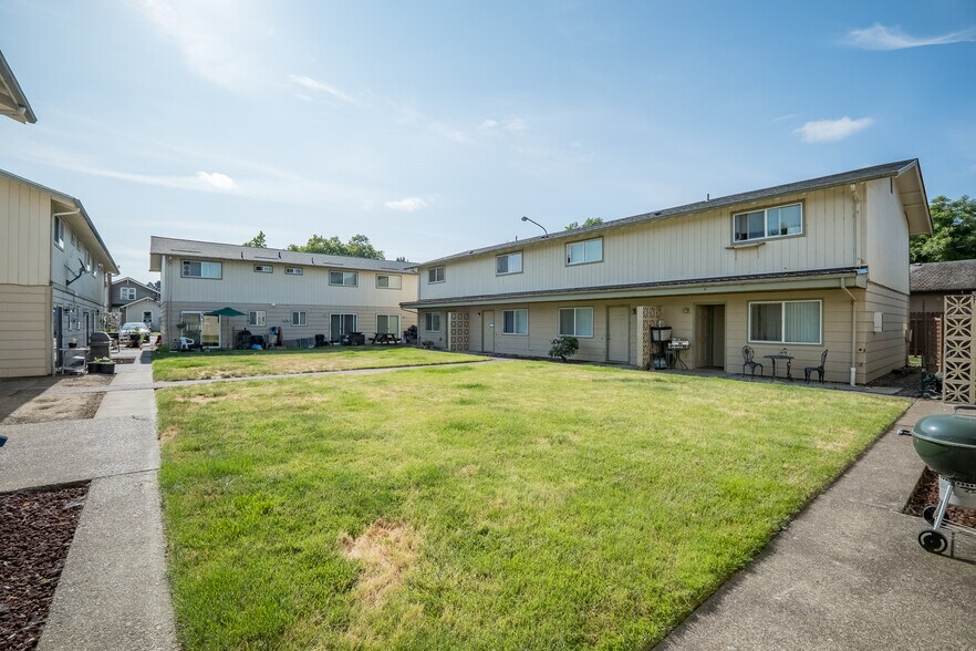 More Photos Of 455 W D St, Halsey Apartments For Sale