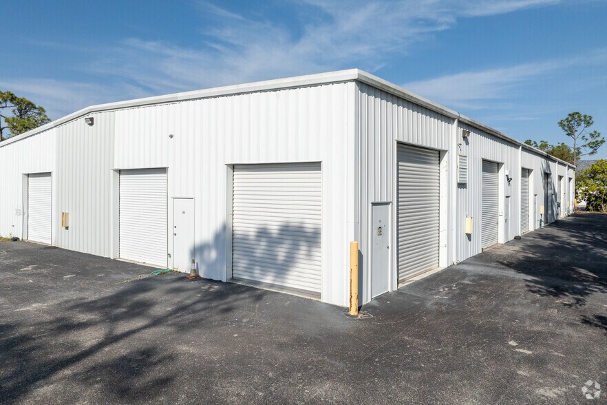 More Photos Of 5686 Youngquist Rd, Fort Myers Light Distribution For Lease