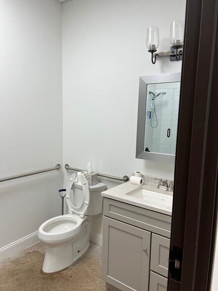 More Photos Of 10939 Shady Trl, Dallas Distribution For Lease