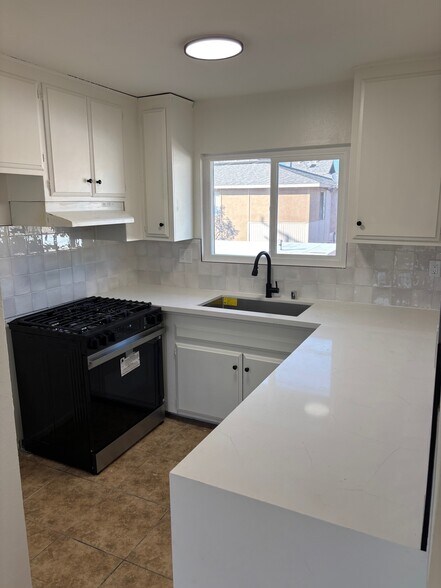 More Photos Of 1521 E Canfield Ln, Anaheim Apartments For Sale