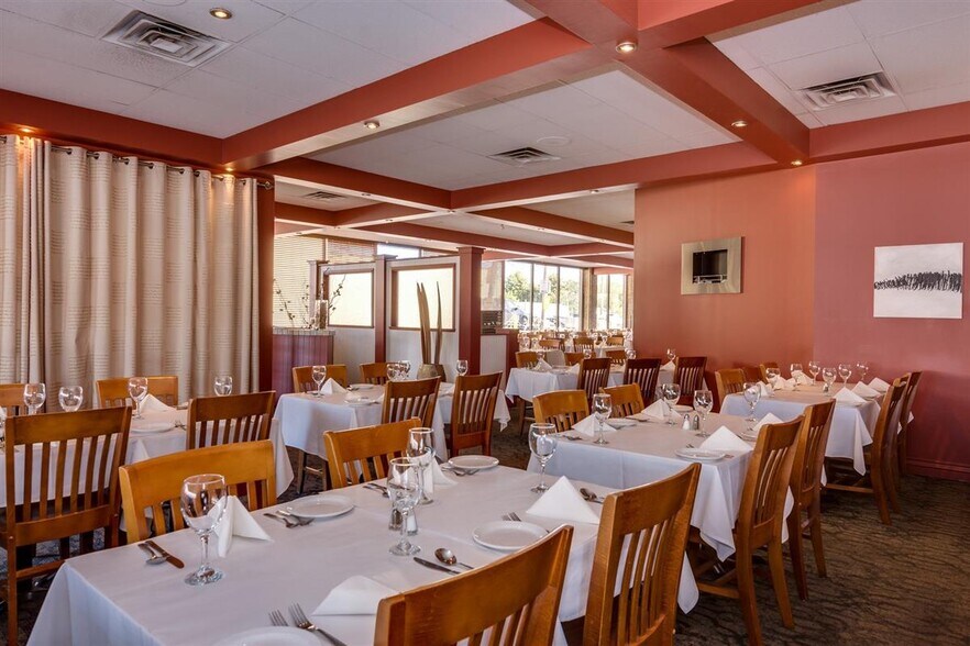 More Photos Of 220-222 Boul du Curé-Labelle, Ste-Thérèse General Retail For Sale