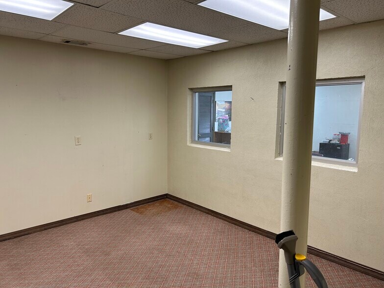 More Photos Of 209 E Wade Ave, Mountain Home Distribution For Sale