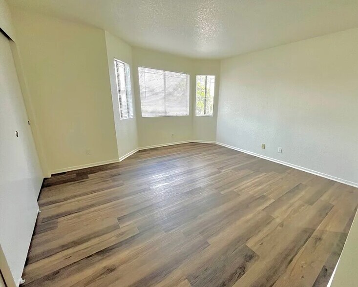 More Photos Of 4724 W 173rd St, Lawndale Apartments For Sale