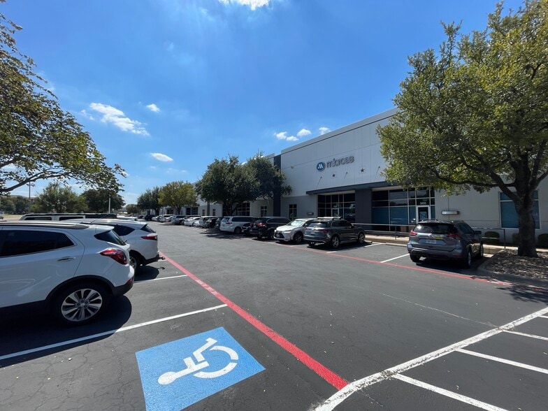 More Photos Of 33 Cypress Blvd, Round Rock Warehouse For Lease