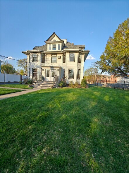 More Photos Of 64 Hilton Ave, Hempstead Office Residential For Lease