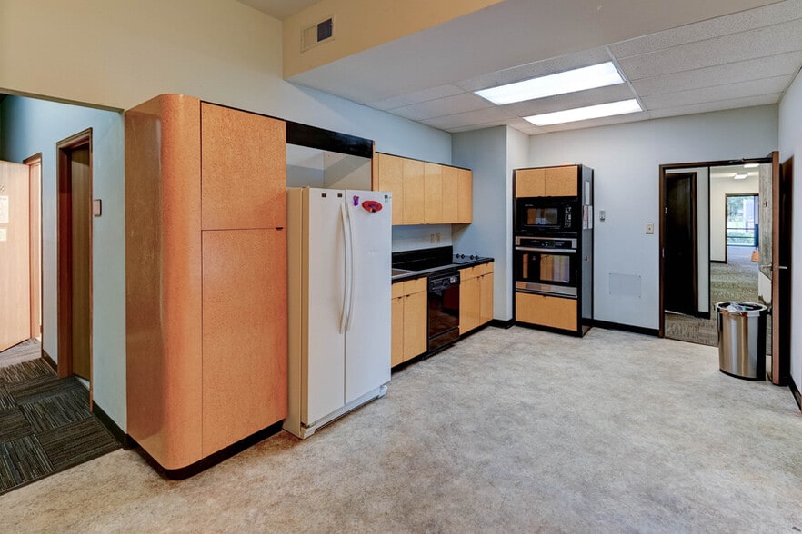 More Photos Of 1315-1317 SW 6th Ave, Topeka Medical For Lease