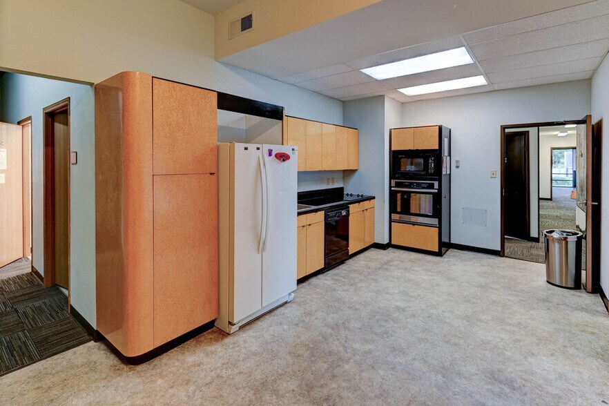 More Photos Of 1315-1317 SW 6th Ave, Topeka Medical For Lease
