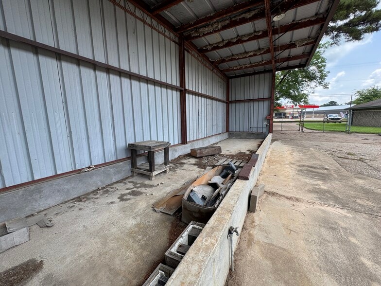 More Photos Of 1208 S Chestnut St, Lufkin Showroom For Sale