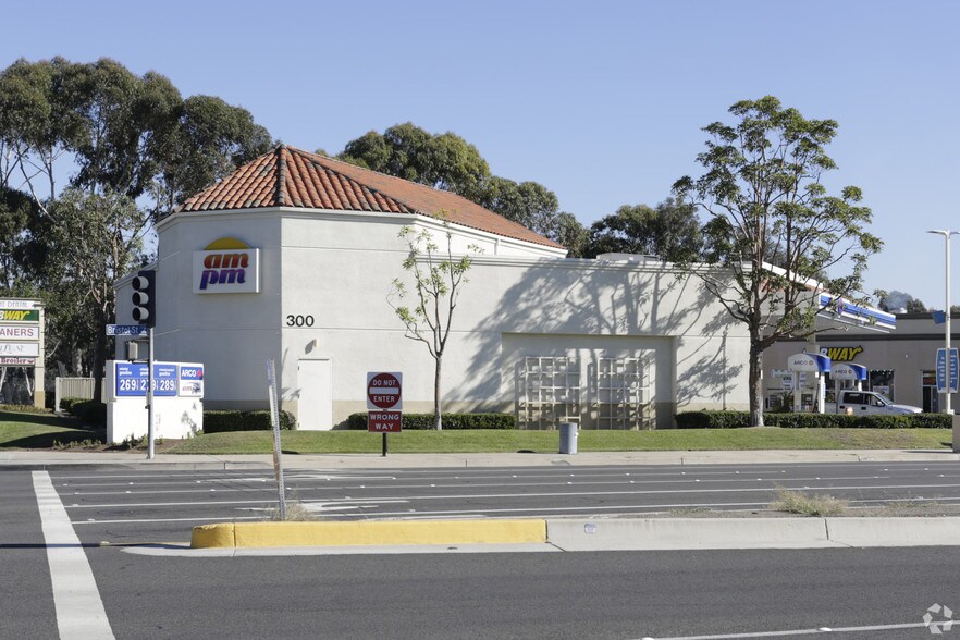 More Photos Of 300 Bristol St, Costa Mesa Convenience Store For Sale