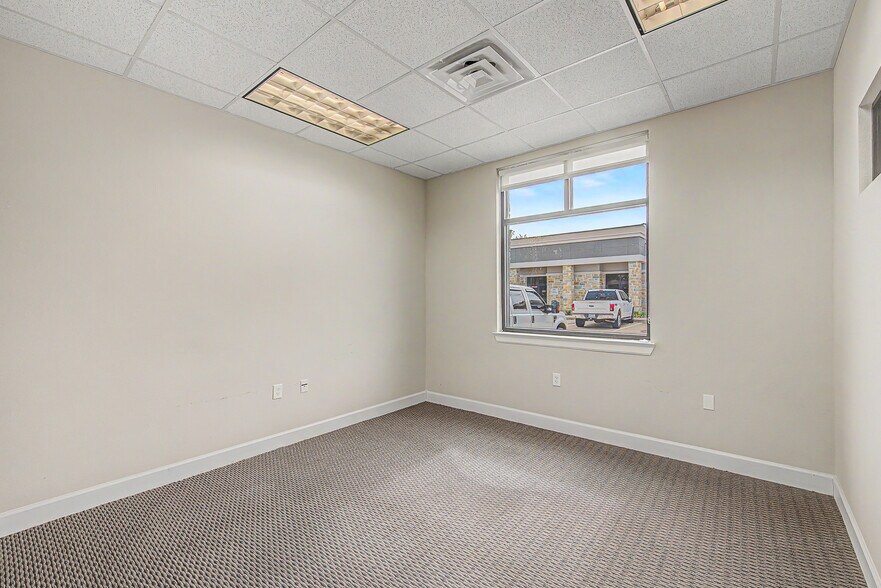 More Photos Of 633 E Fernhurst Dr, Katy Medical For Sale