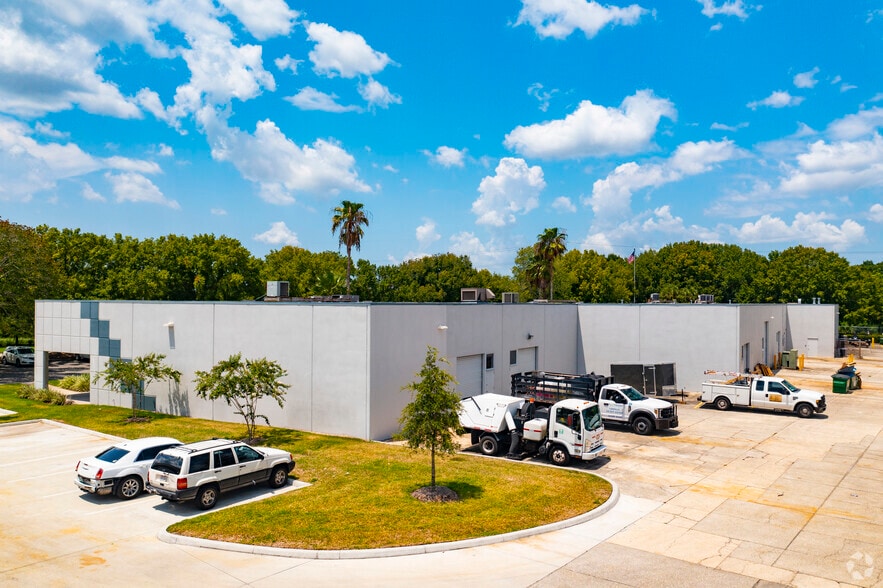 More Photos Of 9940 Currie Davis Dr, Tampa Unknown For Lease