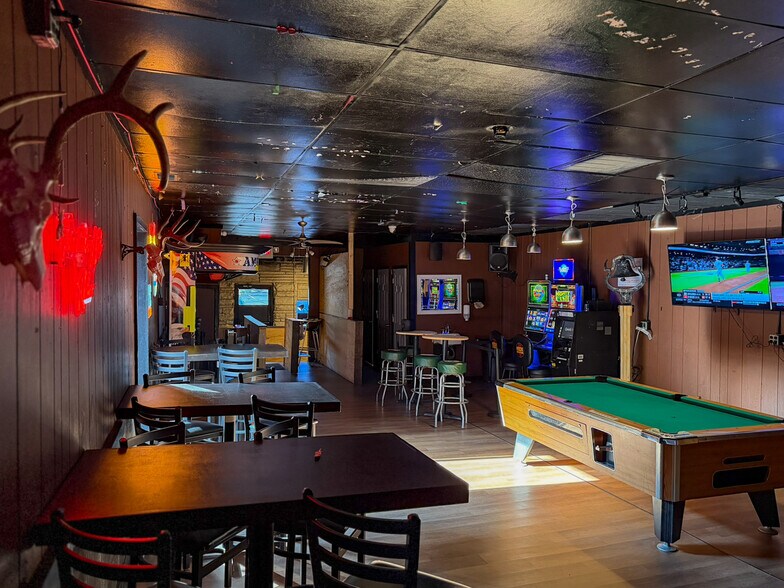 More Photos Of 906 Hampshire St, Quincy Bar For Sale