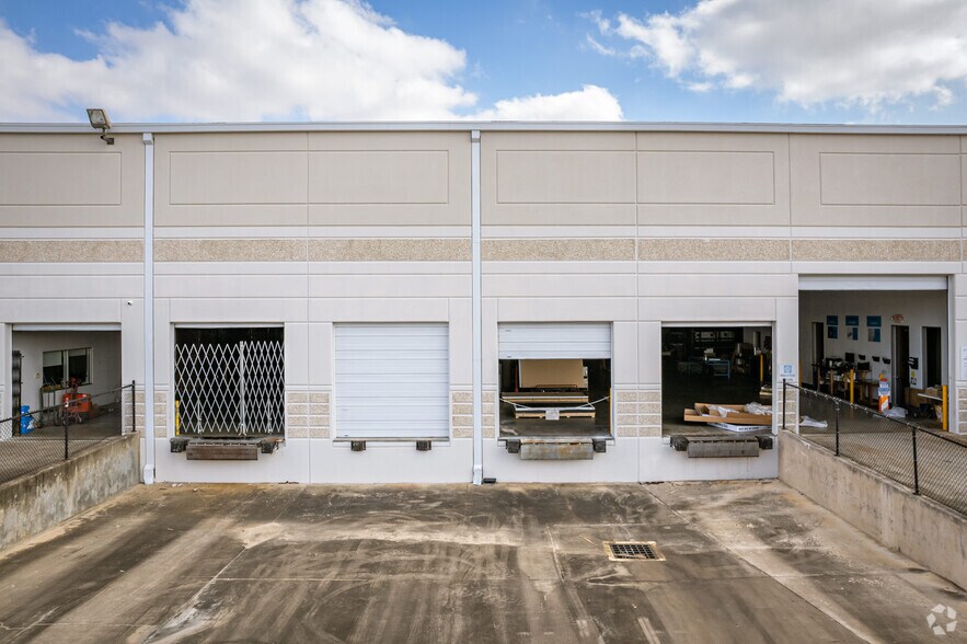 More Photos Of 13259-13279 N Promenade Blvd, Stafford Warehouse For Lease