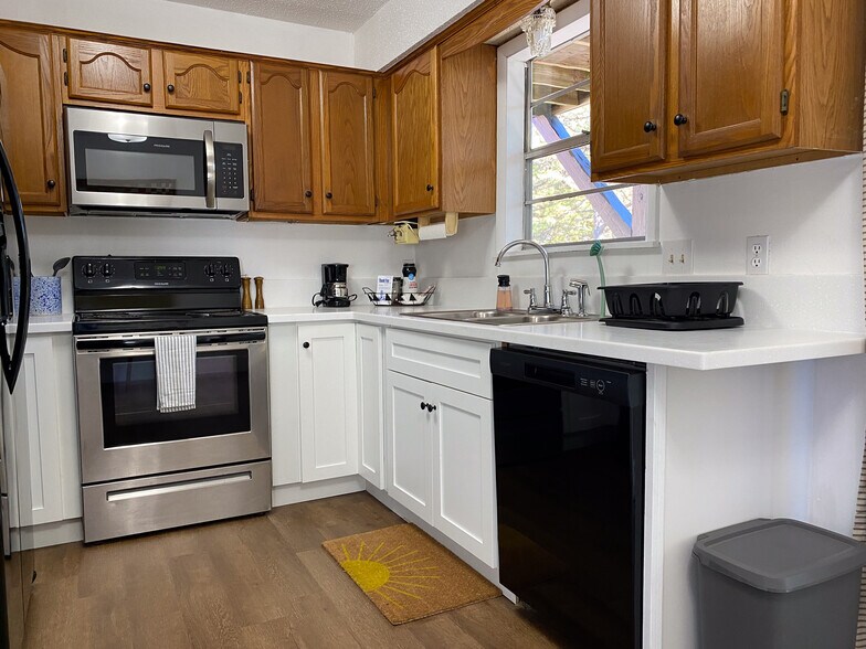 More Photos Of 2044 E Van Buren, Eureka Springs Hotel For Sale