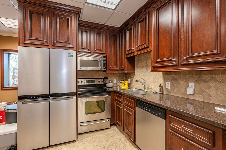 More Photos Of 1340 Highway 3 S, League City Freestanding For Sale