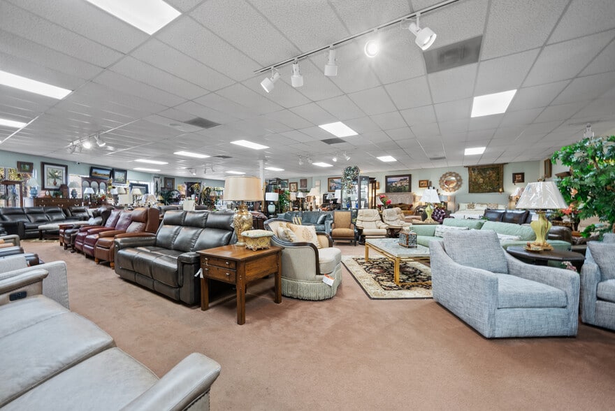 More Photos Of 23681 Newhall Ave, Santa Clarita Freestanding For Sale