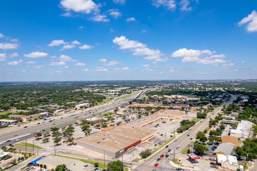 More Photos Of 1401-1601 S IH-35, Round Rock Unknown For Lease