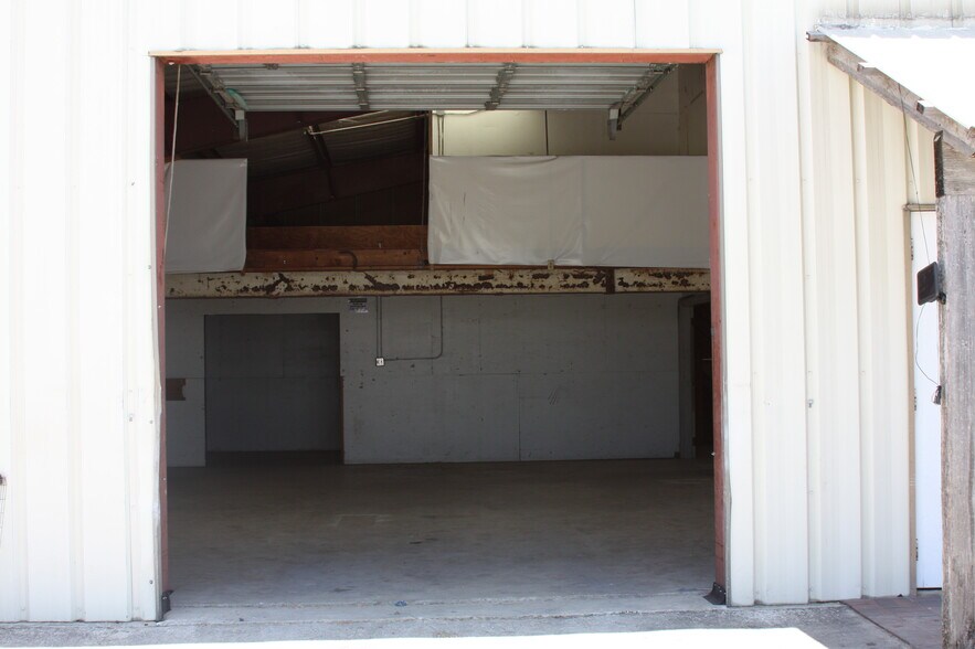More Photos Of 3514 Copeland Dr, San Antonio Light Manufacturing For Sale