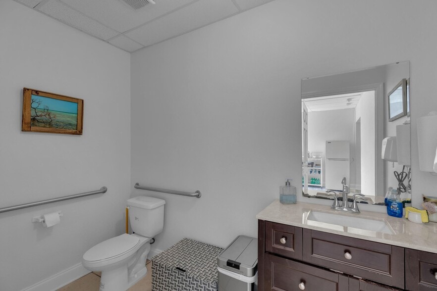 More Photos Of 3718 N Roosevelt Blvd, Key West Medical For Sale