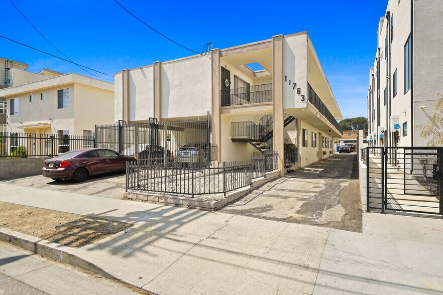 Primary Photo Of 11763 Hamlin St, North Hollywood Multifamily For Sale