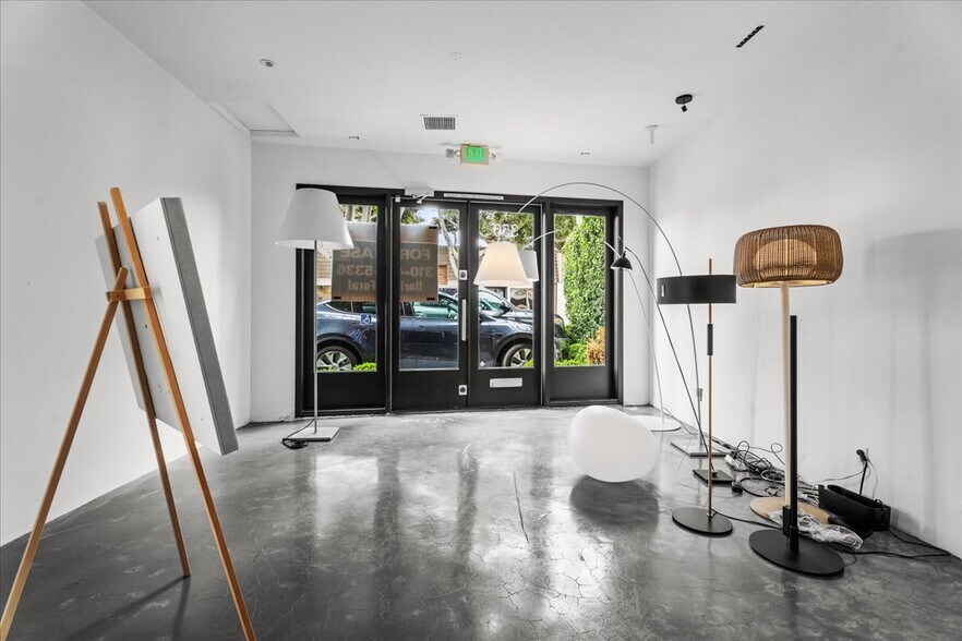 More Photos Of 352 N Robertson Blvd, West Hollywood Storefront Retail Office For Lease