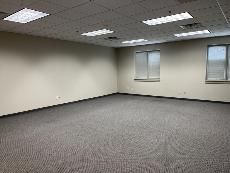 More Photos Of 303 N Hershey Rd, Bloomington Medical For Lease