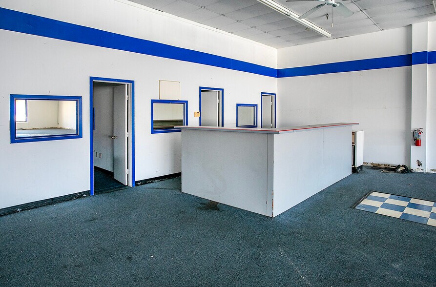 More Photos Of 315-330 E Spring St, Palestine Unknown For Lease